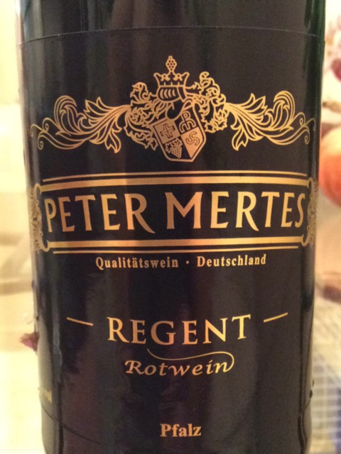 Морально вино. Объем бутылки вина магнум. Португальское вино белое в кб. Дегустирует вино. Сомелье.