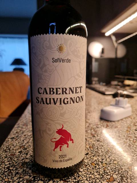 Imagem ilustrativa de rótulo de vinho, representando a estética do Solverde