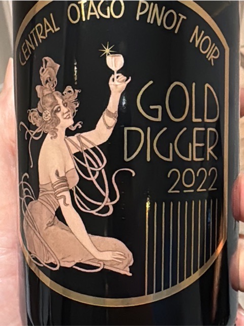 Maori Point Gold Digger Pinot Noir | Vivino English