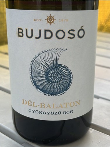 Bujdosó Dél-Balaton Gyöngyöző Bor | Vivino US